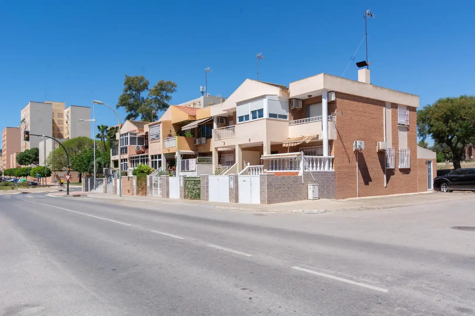 Außenansicht von Einfamilien-Reihenhaus zum Verkauf in Cartagena mit Klimaanlage, Heizung und Privatgarten