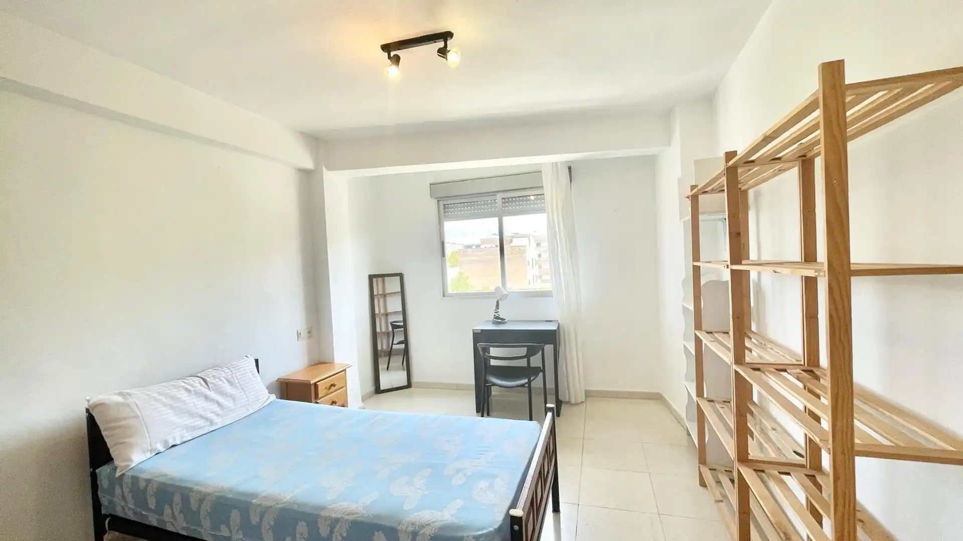 Habitación de Piso de alquiler en  Granada Capital con Amueblado y Balcón