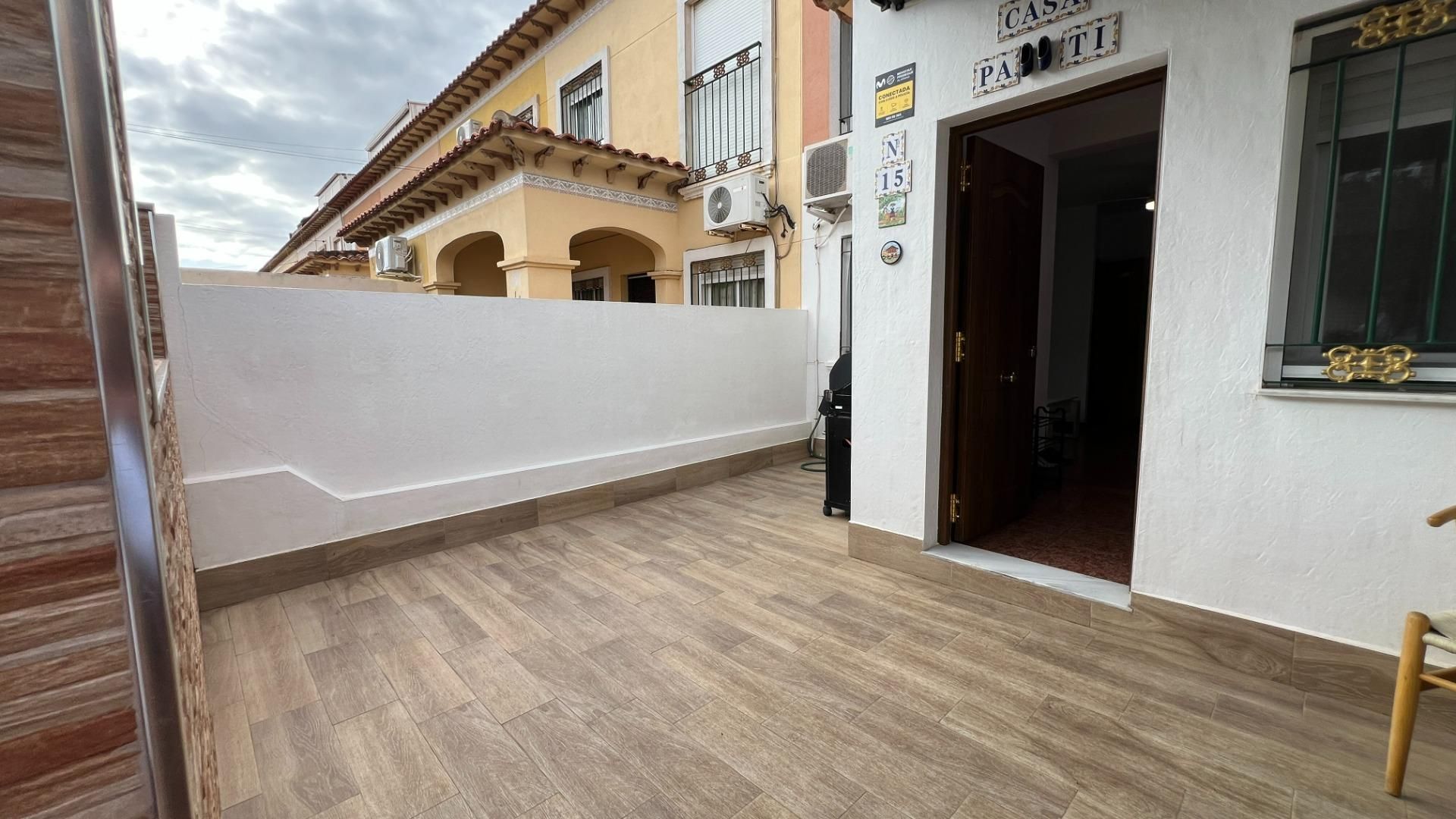 Vista exterior de Casa adosada en venda en Torrevieja amb Aire condicionat, Jardí privat i Terrassa