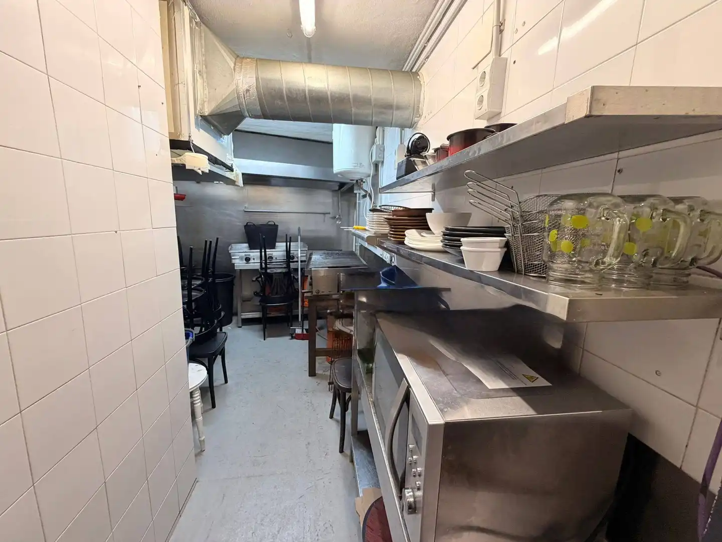Cuina de Local de lloguer en Benalmádena amb Aire condicionat i Moblat