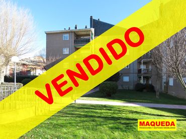 Pis amb piscina en venda a Calle la Jarosa I