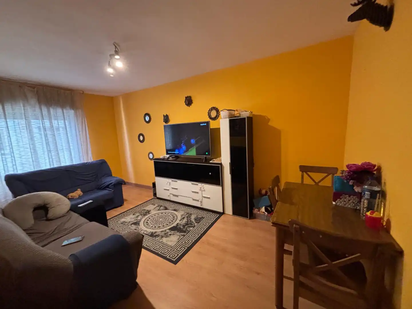 Sala d'estar de Pis en venda en Oviedo  amb Calefacció, Parquet i Moblat