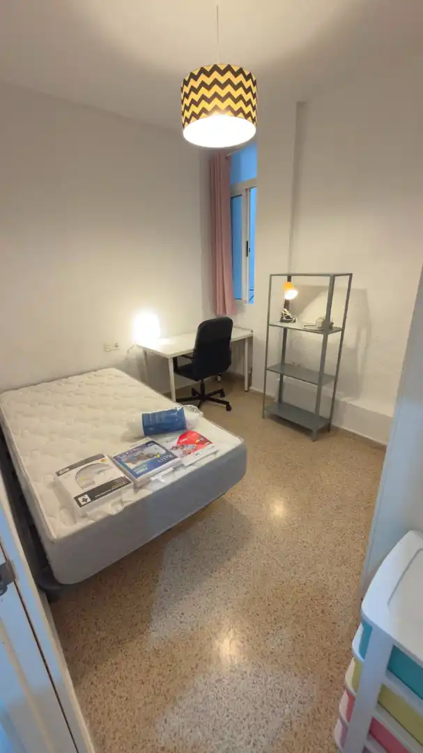 Habitación de Piso de alquiler en Granada con Aire acondicionado, Amueblado y Lavadora