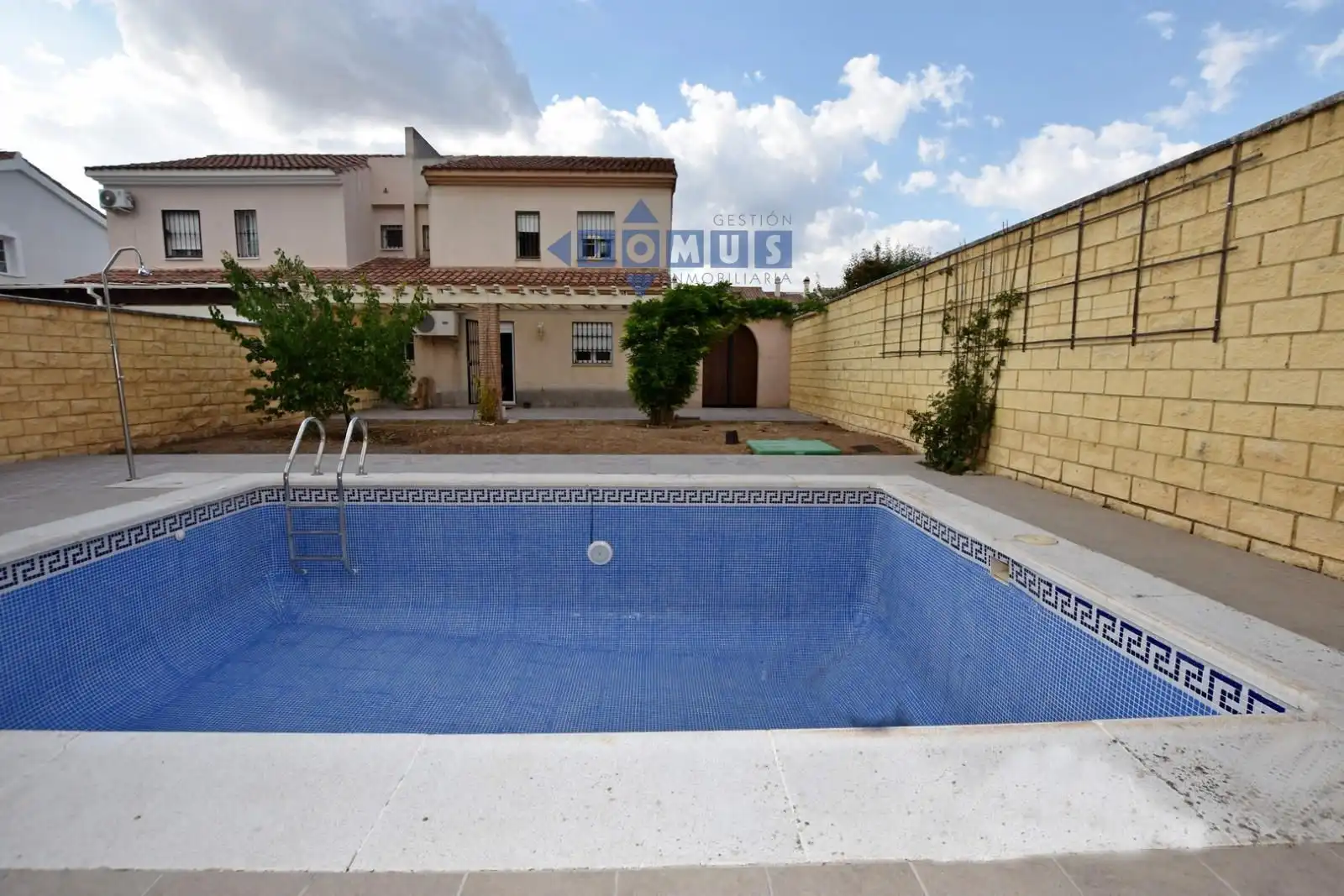 Piscina de Casa adosada en venda en Ronda amb Aire condicionat, Calefacció i Terrassa