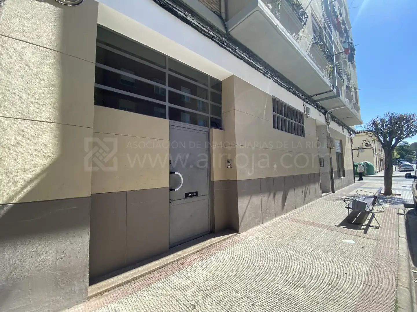 Vista exterior de Local en venta en  Logroño