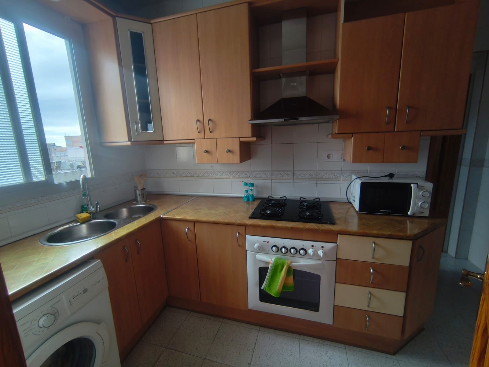 Cuina de Pis de lloguer en  Almería Capital amb Aire condicionat, Moblat i Rentadora