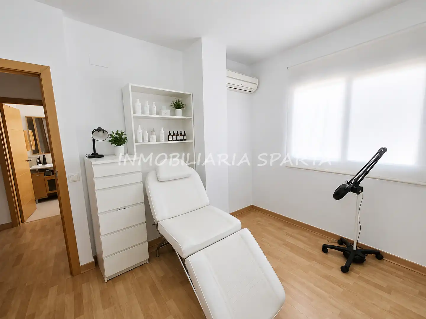Dormitori de Casa adosada en venda en Santiponce amb Aire condicionat, Parquet i Terrassa