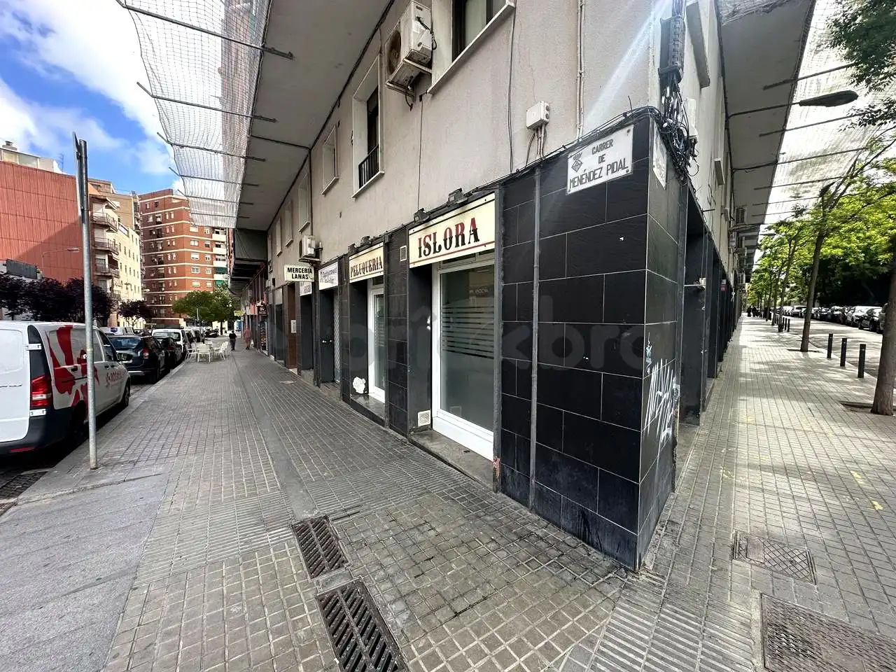 Vista exterior de Local en venta en L'Hospitalet de Llobregat con Aire acondicionado