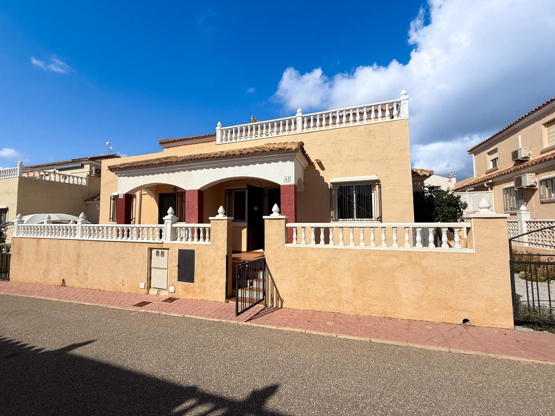 Vista exterior de Casa adosada en venda en Orihuela amb Aire condicionat, Terrassa i Piscina comunitària