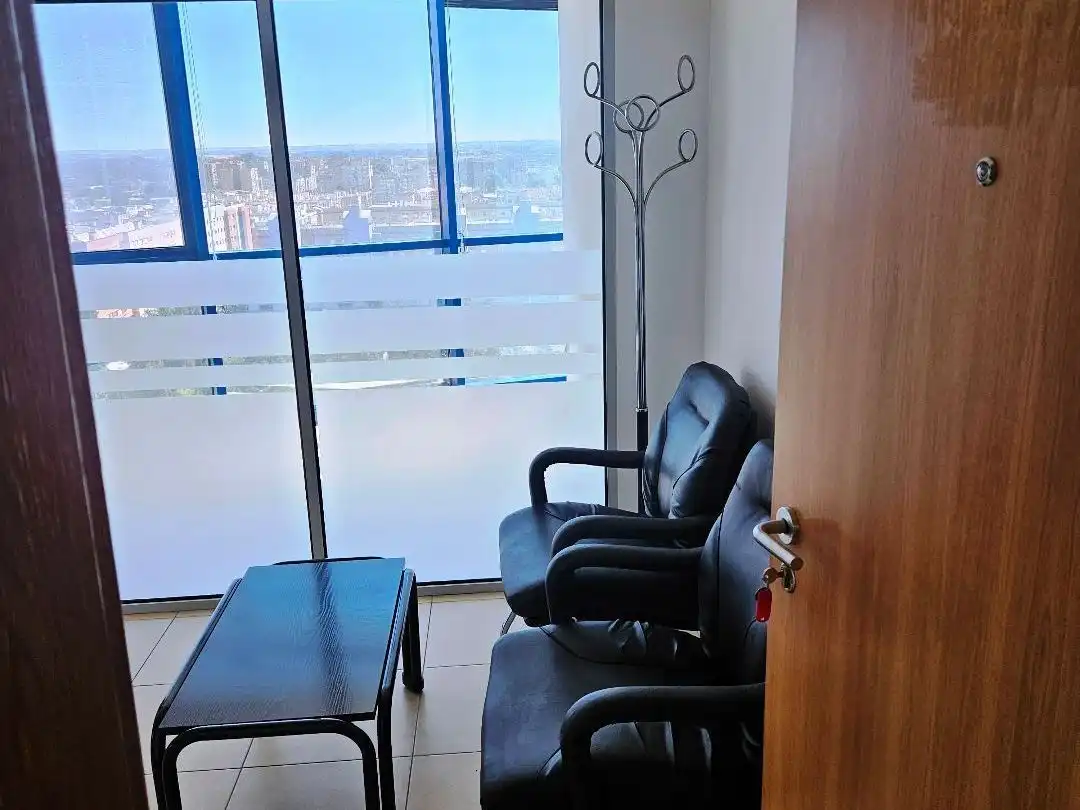 Büro zur Miete in Sevilla mit Klimaanlage, Heizung und Möbliert