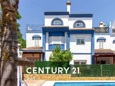 Maison mitoyenne avec balcon à vendre à Avenida Virgen del Rocío