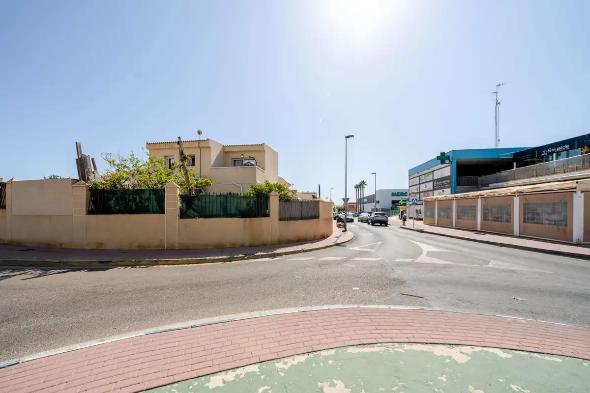 Vista exterior de Casa adosada en venta en Torrevieja con Aire acondicionado, Calefacción y Jardín privado