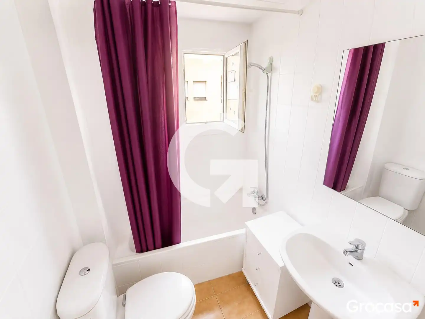 Badezimmer von Wohnung zum Verkauf in Cubelles mit Klimaanlage, Heizung und Ofen
