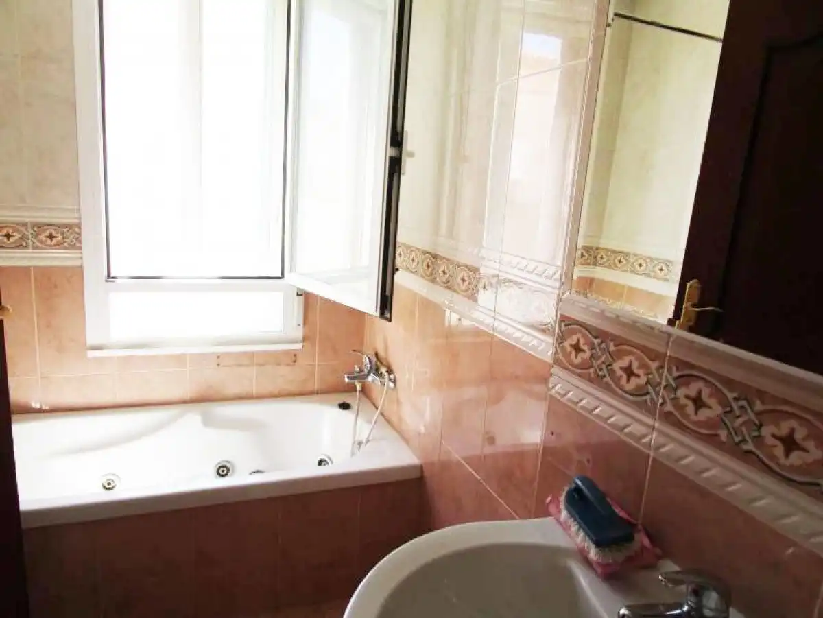 Baño de Casa adosada en venta en Pelabravo con Calefacción, Terraza y Piscina comunitaria