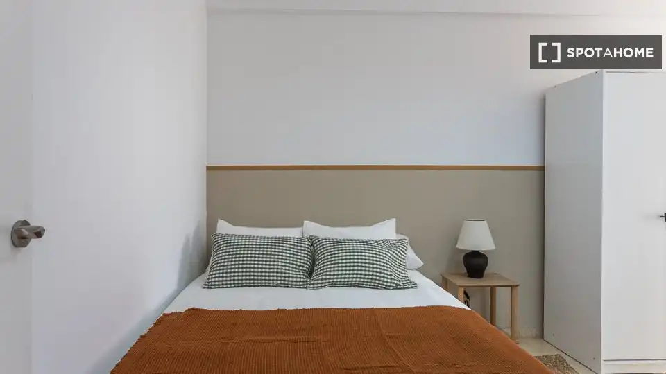 Room in Ensanche - Diputación