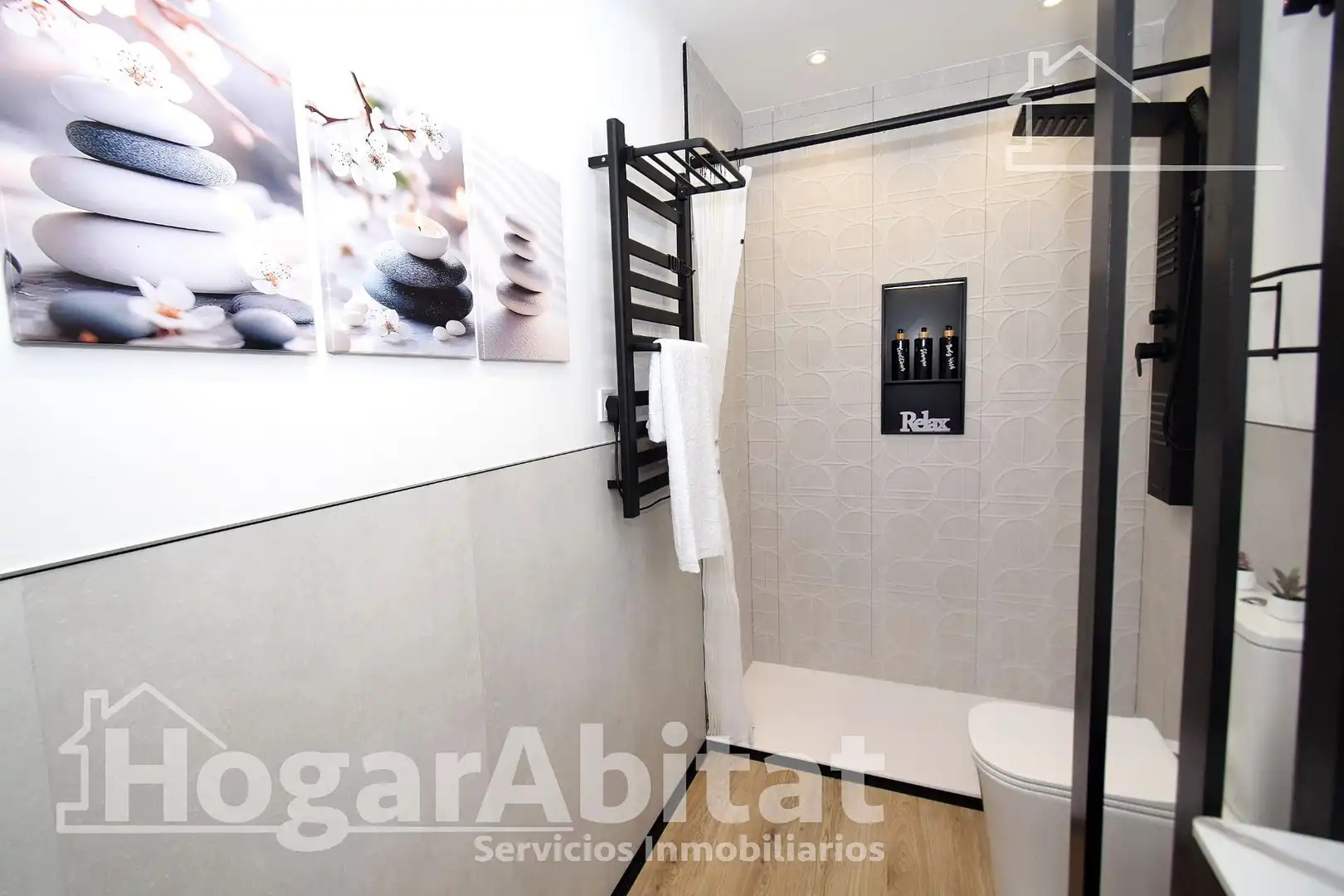 Bathroom of Attic for sale in Picassent  with Parquet flooring, Terrace and Furnished