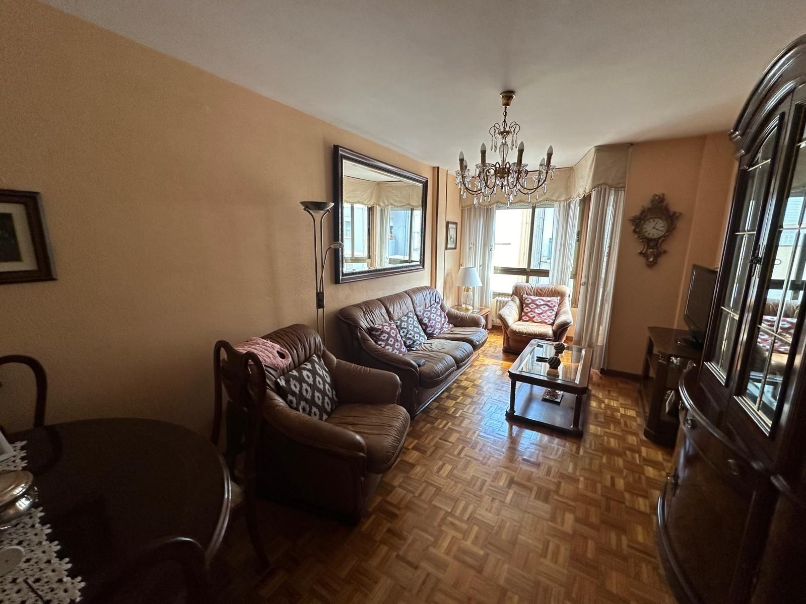 Sala d'estar de Pis en venda en Ourense Capital  amb Calefacció i Traster