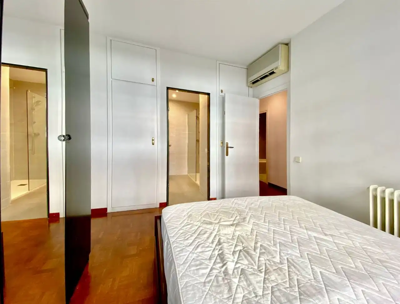 Schlafzimmer von Wohnung zum Verkauf in Barcelona mit Klimaanlage und Gemeinschaftspool