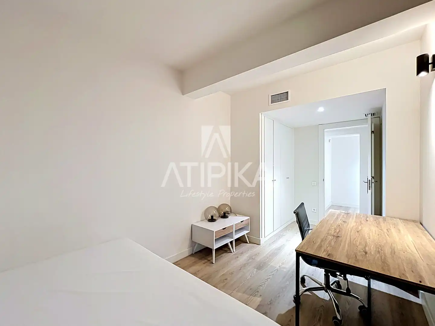 Schlafzimmer von Wohnung zum Verkauf in Barcelona mit Klimaanlage, Parkett und Balkon