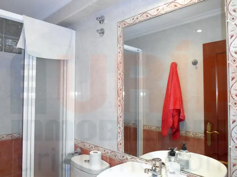 Baño de Piso en venta en Oviedo  con Calefacción, Trastero y Amueblado
