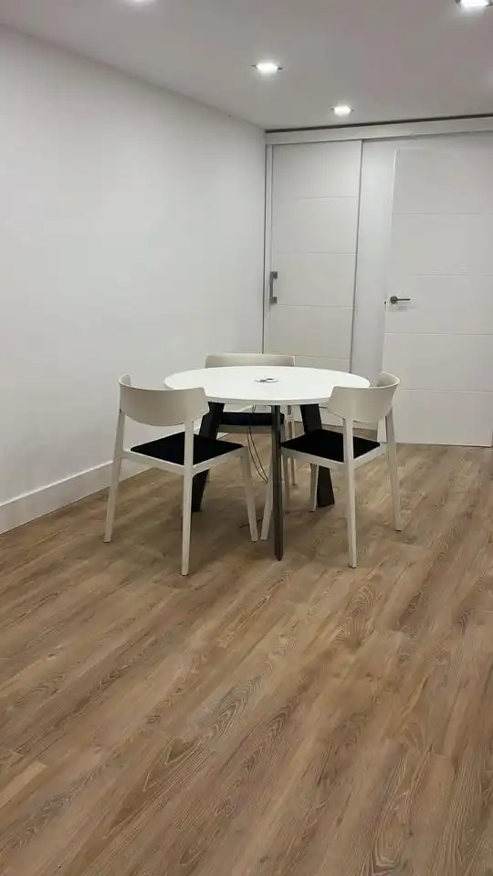 Menjador de Oficina de lloguer en Gijón  amb Moblat