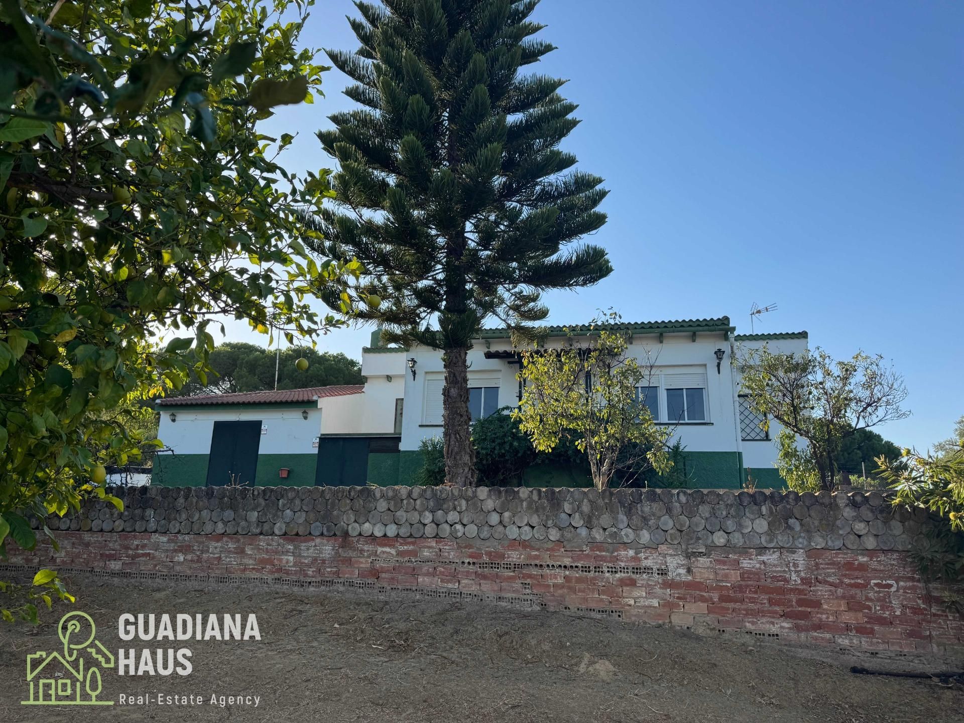 Außenansicht von Country house zum verkauf in San Bartolomé de la Torre mit Klimaanlage, Abstellraum und Schwimmbad