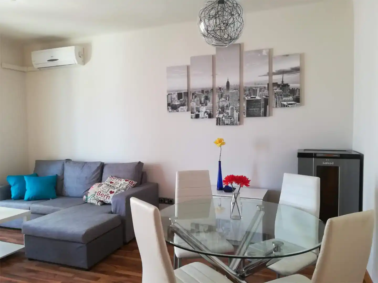 Sala d'estar de Pis de lloguer en Vilanova i la Geltrú amb Aire condicionat, Parquet i Moblat
