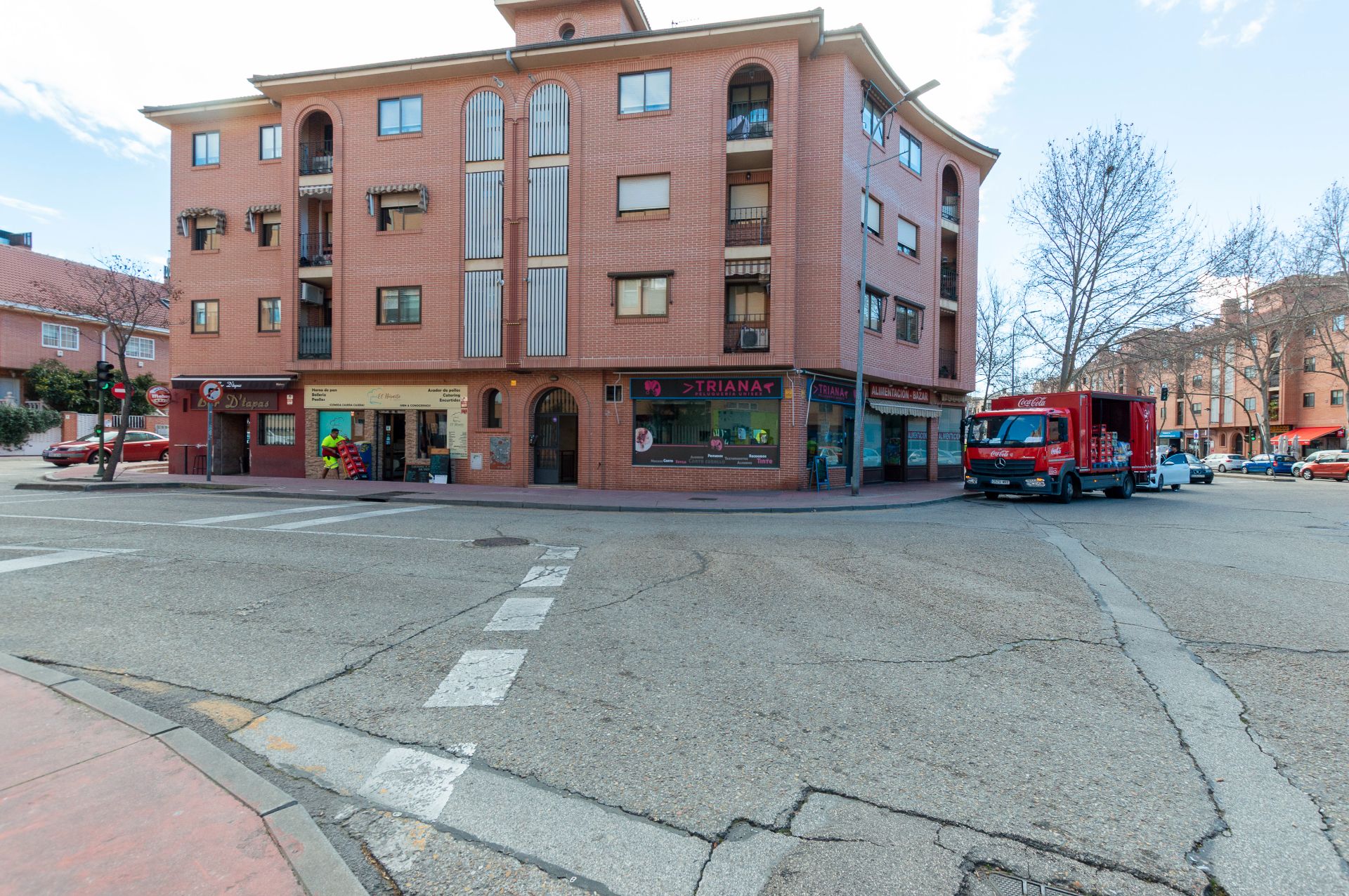 Local de lloguer a Calle Rafael Alberti, 2, Ensanche