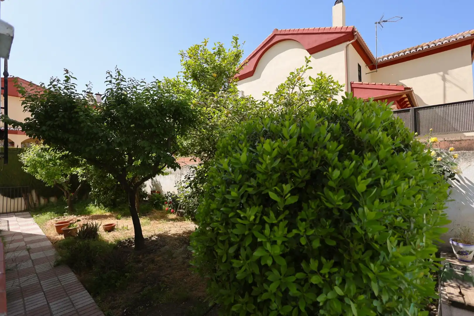 Jardí de Casa o xalet en venda en Las Gabias amb Aire condicionat, Piscina i Balcó