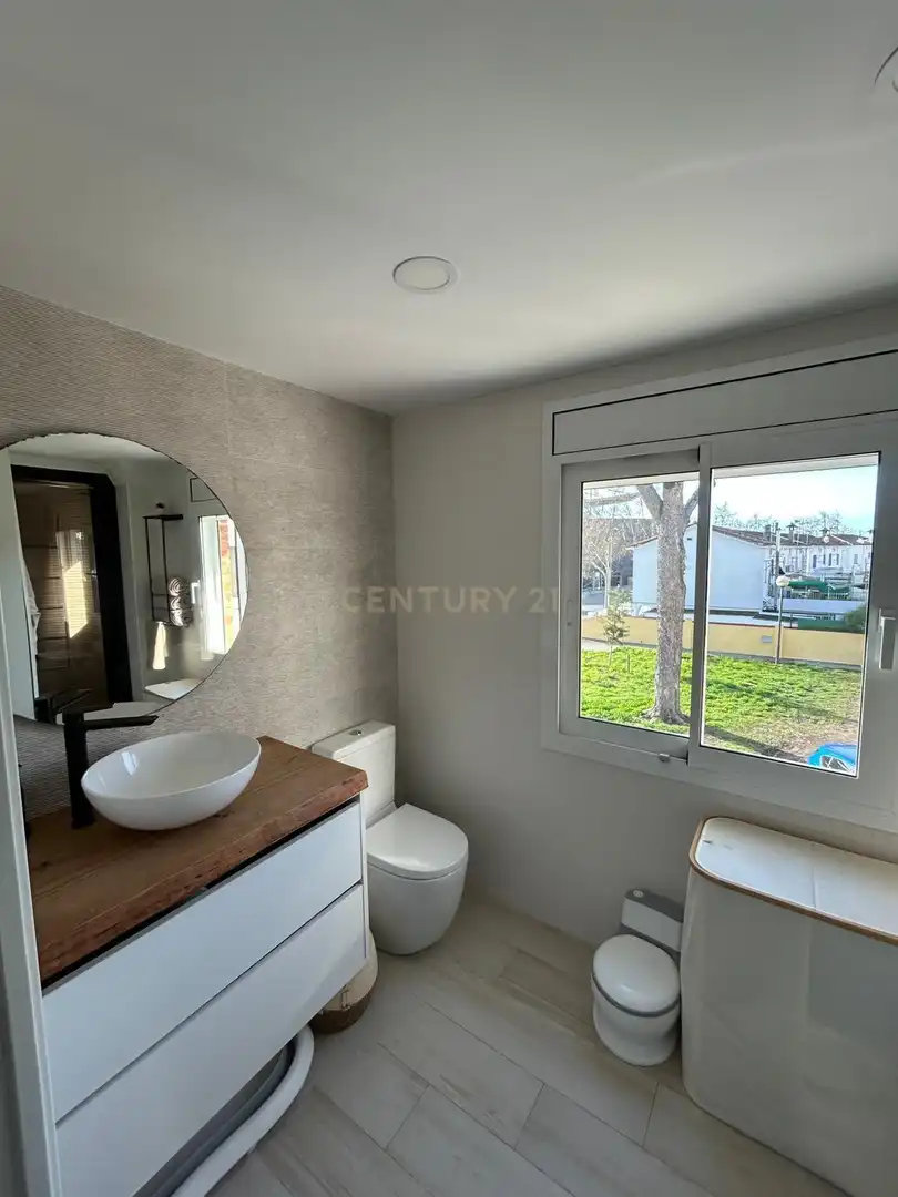 Bathroom of Apartments for sale in Vilanova i la Geltrú  with Air Conditioner, Oven and Washing machine