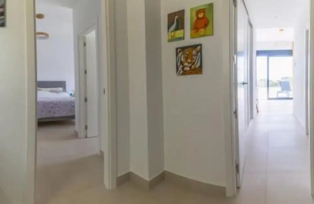 Einfamilien-Reihenhaus zum Verkauf in Casares mit Klimaanlage, Privatgarten und Terrasse