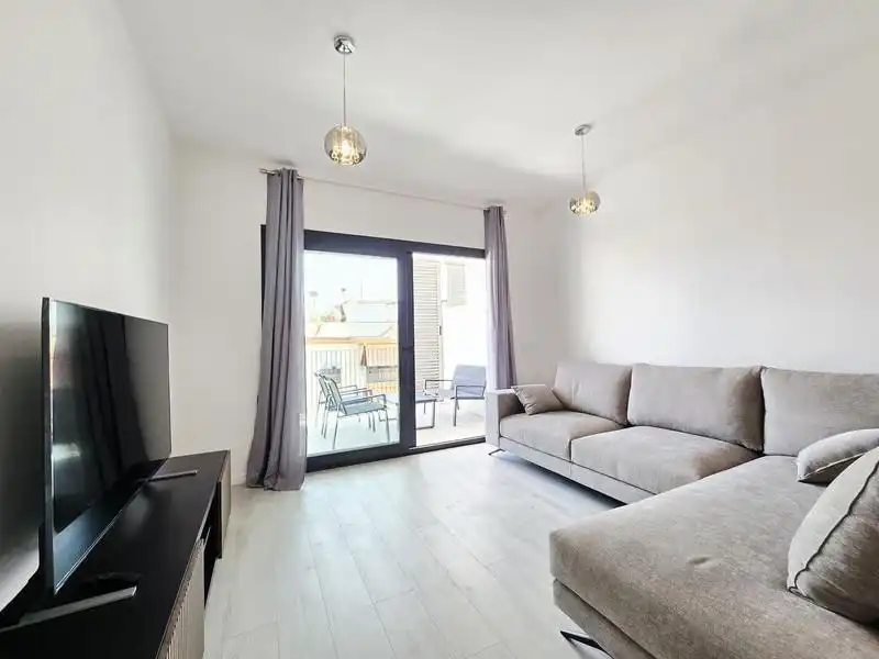 Sala d'estar de Àtic de lloguer en Estepona amb Aire condicionat, Terrassa i Piscina