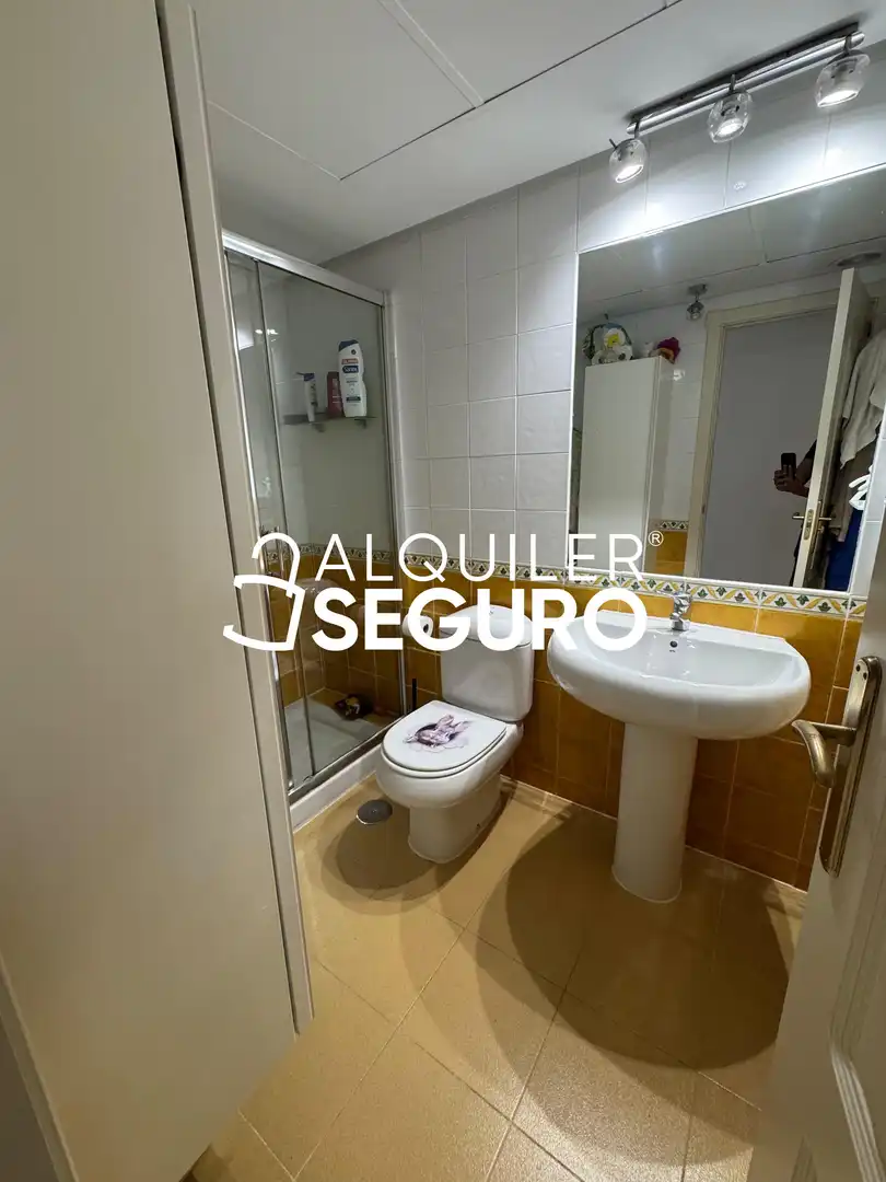 Bany de Pis de lloguer en Málaga amb Aire condicionat, Terrassa i Piscina