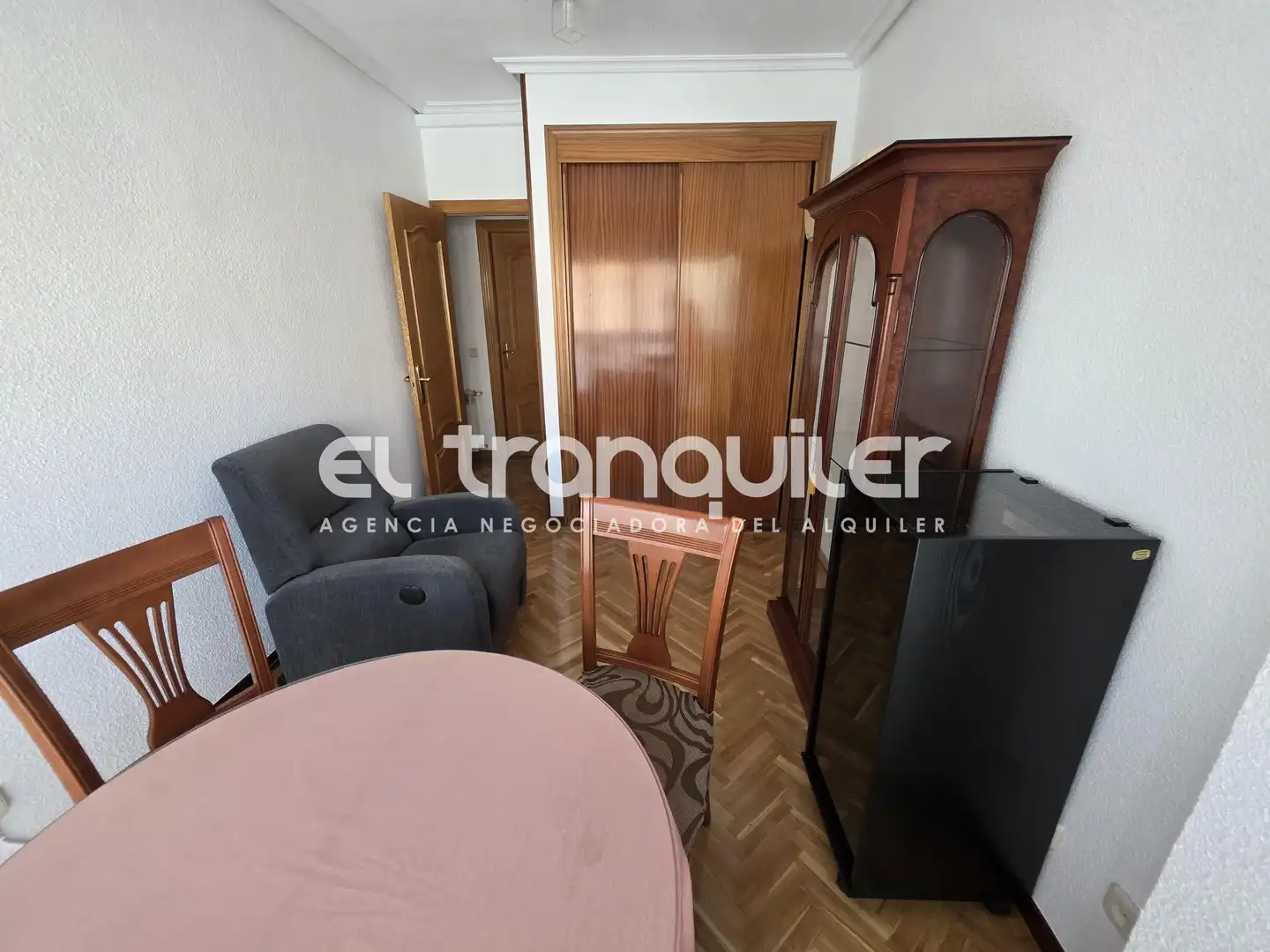 Dormitori de Pis de lloguer en Madrid amb Aire condicionat, Parquet i Piscina
