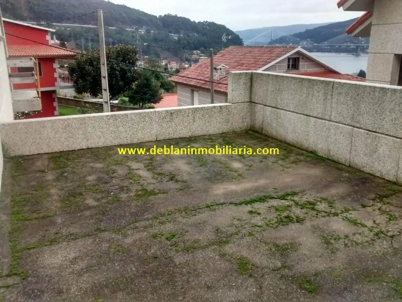 Vista exterior de Casa adosada en venda en Moaña amb Terrassa i Balcó