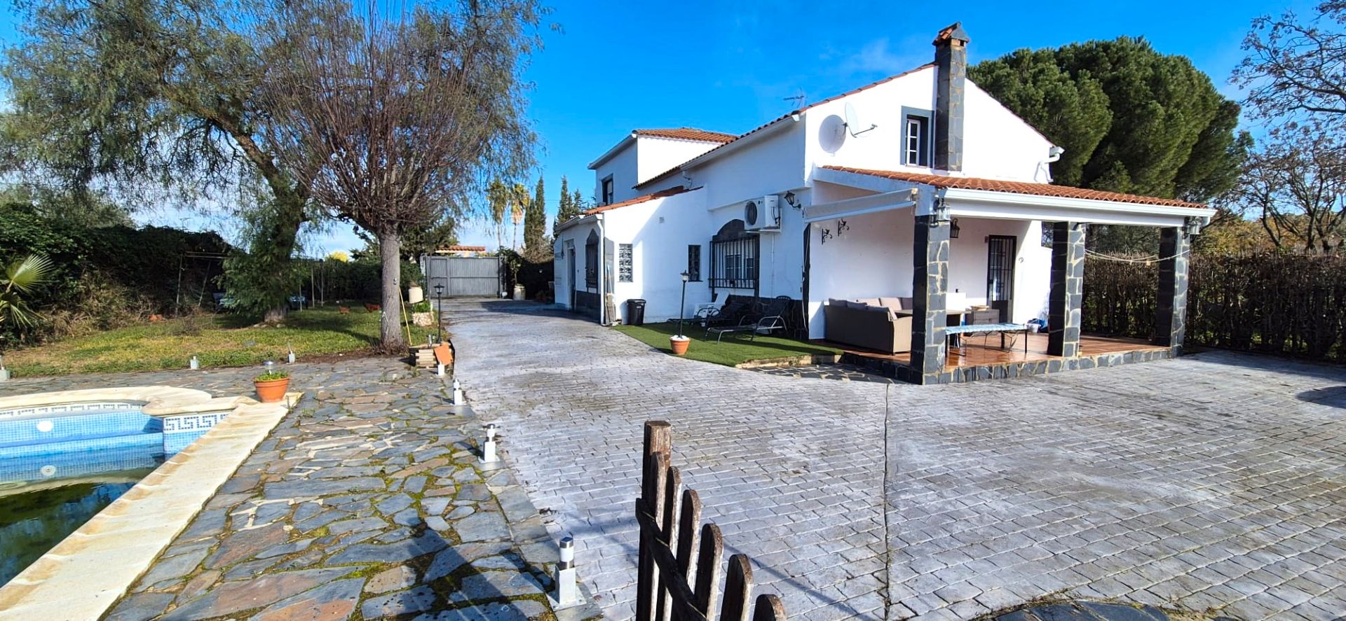 Exterior view of House or chalet for sale in Badajoz Capital  with Air Conditioner, Heating and Private garden