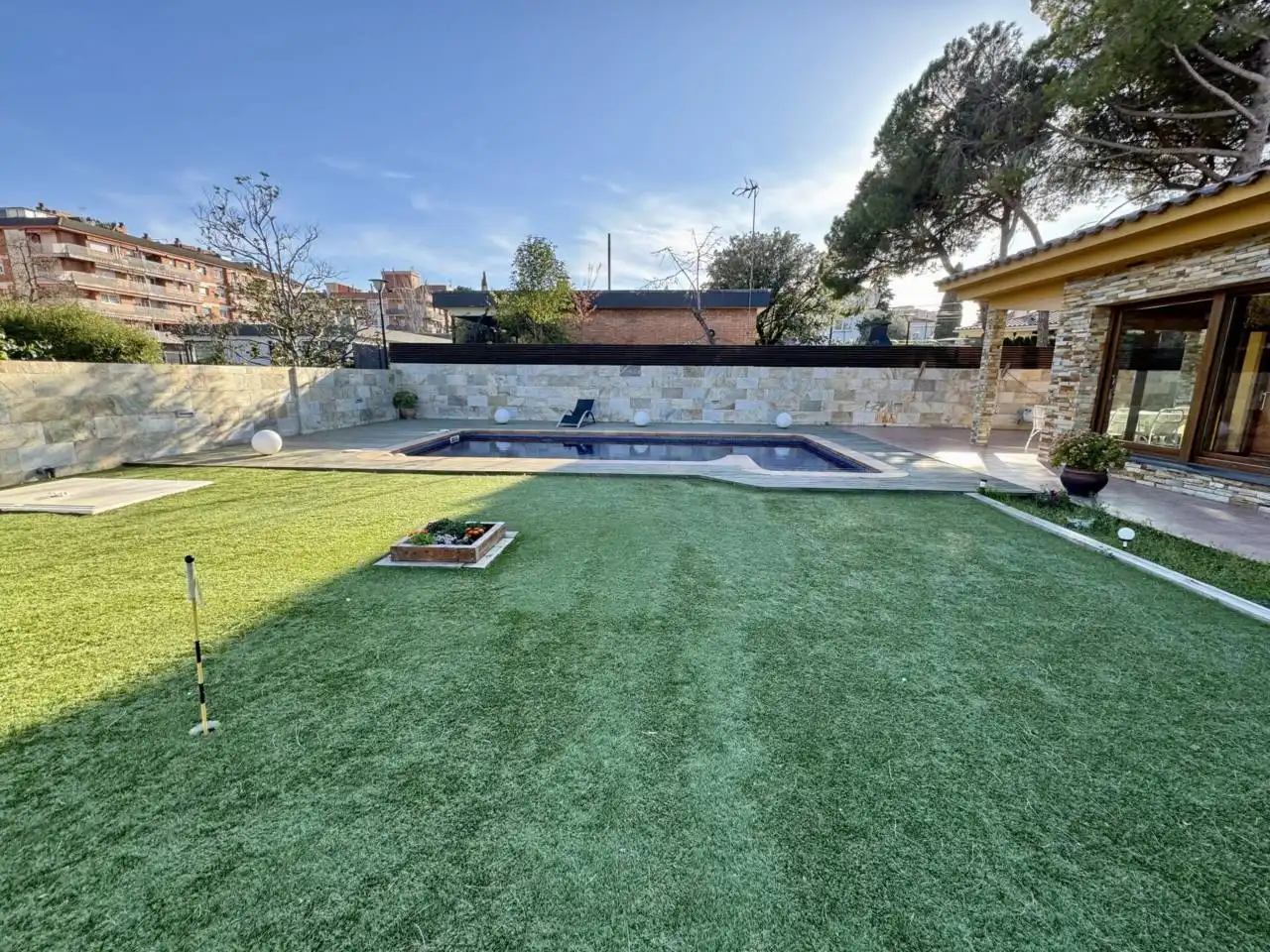 Piscina de Casa o xalet en venda en Cerdanyola del Vallès