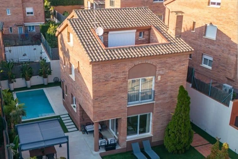Vista exterior de Casa o xalet en venda en El Masnou amb Aire condicionat, Calefacció i Jardí privat