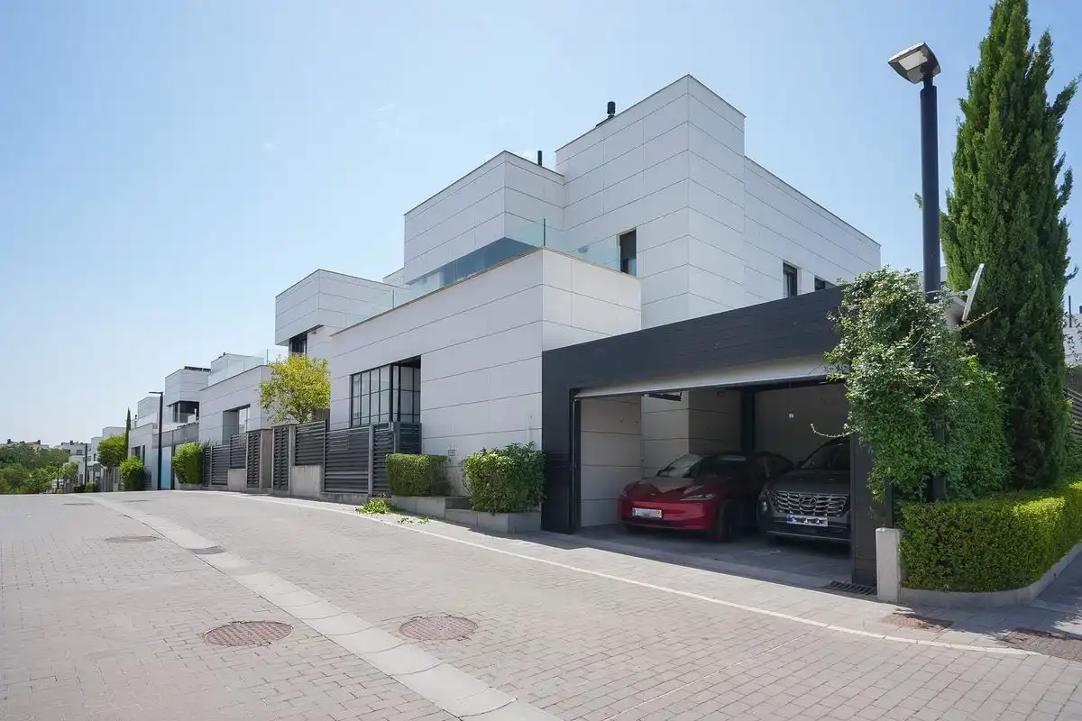Vista exterior de Casa o xalet en venda en Las Rozas de Madrid amb Aire condicionat, Calefacció i Jardí privat