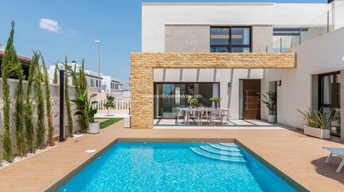 Villa moderna en venta en Ciudad Quesada, una urbanización popular en la Costa Blanca Sur. La villa está construida en la parcela