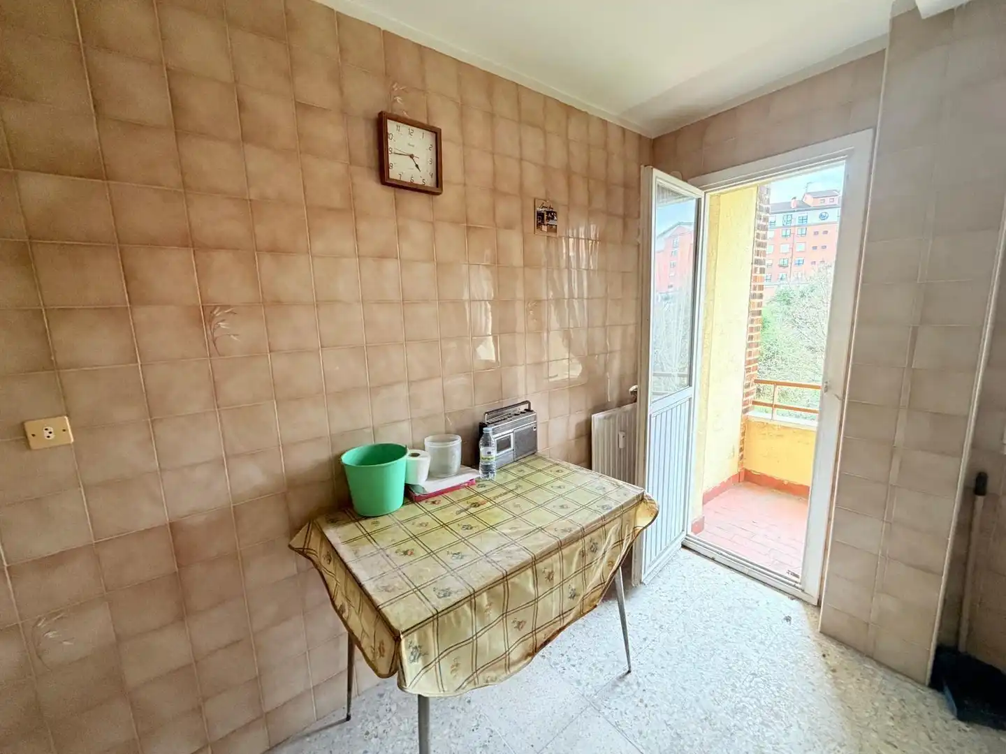 Cuina de Pis en venda en Oviedo  amb Jardí privat, Terrassa i Balcó