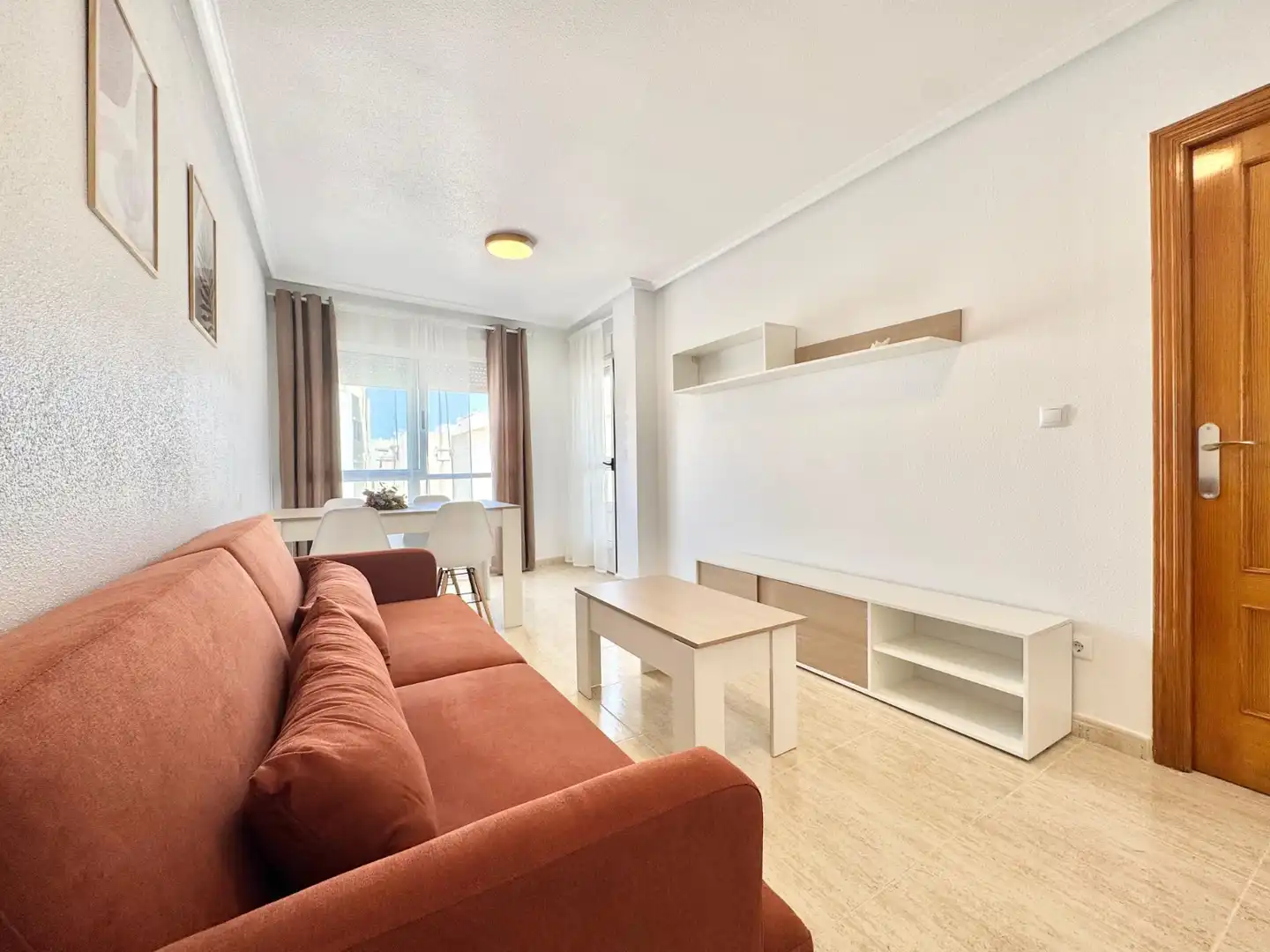 Sala d'estar de Apartament de lloguer en Guardamar del Segura amb Aire condicionat, Moblat i Rentadora