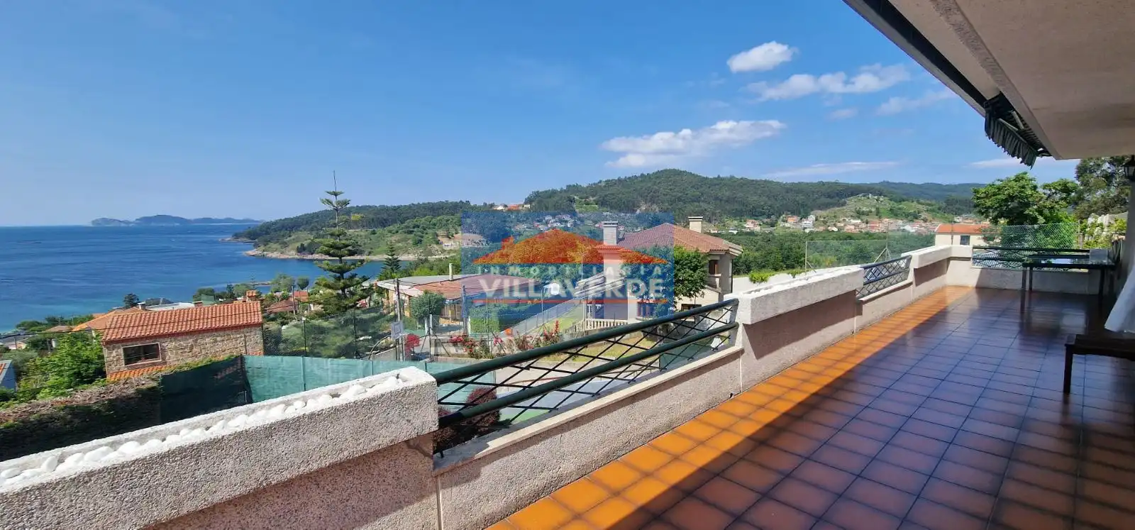 Terrassa de Casa o xalet en venda en Cangas  amb Calefacció, Terrassa i Traster
