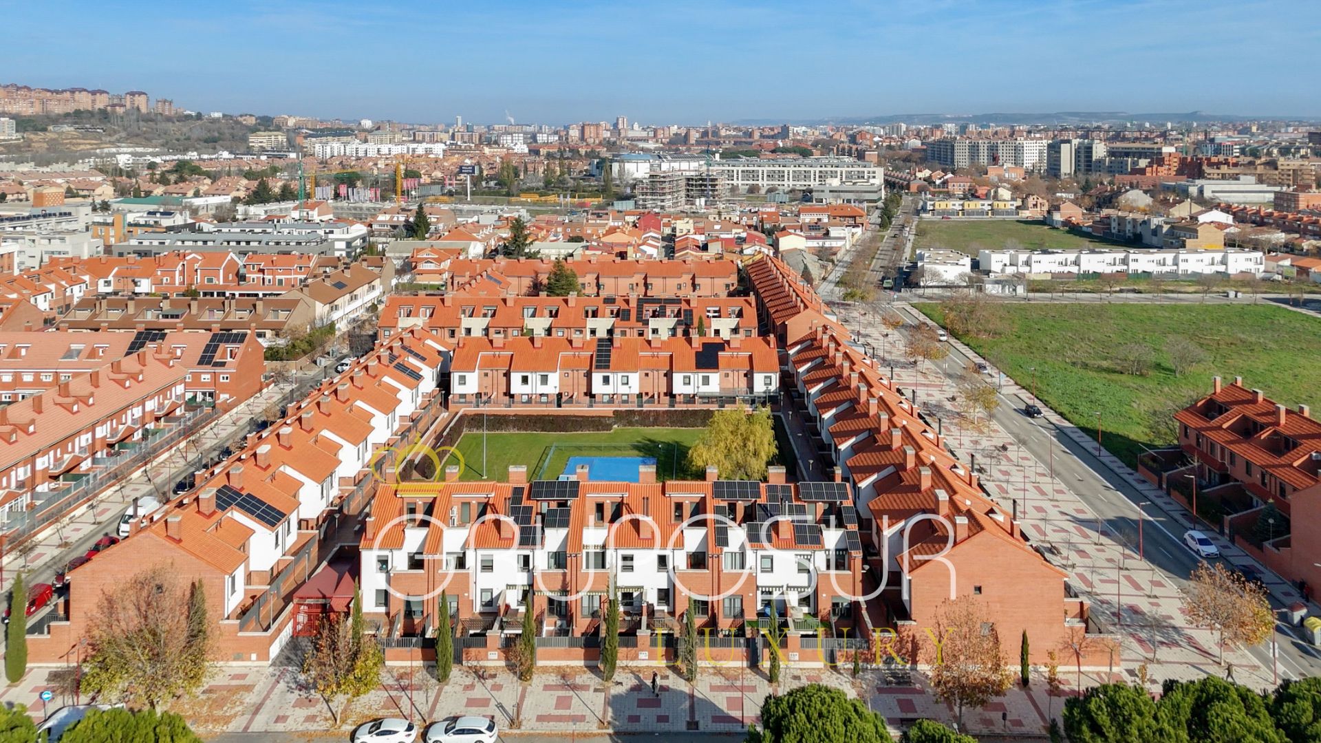 Vista exterior de Casa adosada en venda en Valladolid Capital amb Calefacció, Jardí privat i Parquet