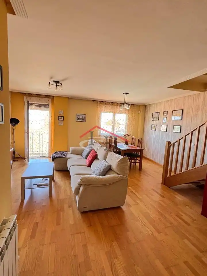 Sala de estar de Dúplex en venta en San Andrés del Rabanedo con Calefacción, Parquet y Trastero