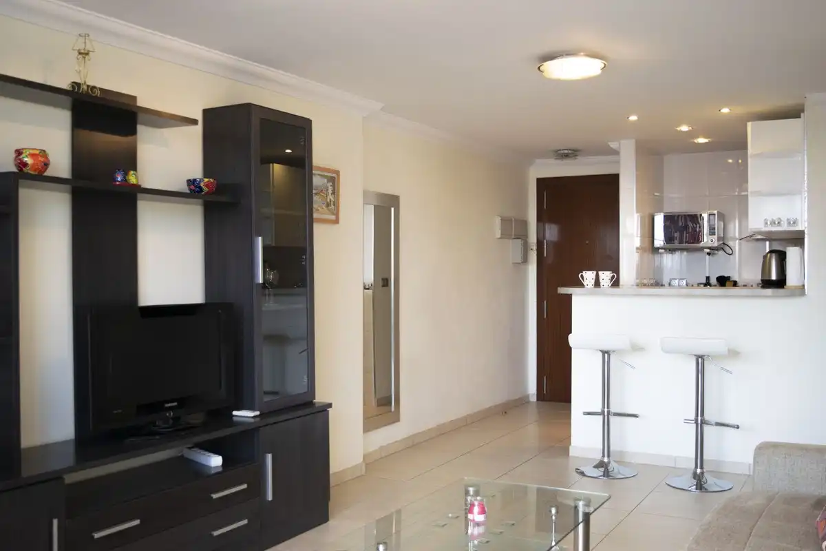 Sala de estar de Apartamento de alquiler en Benalmádena con Aire acondicionado y Piscina comunitaria