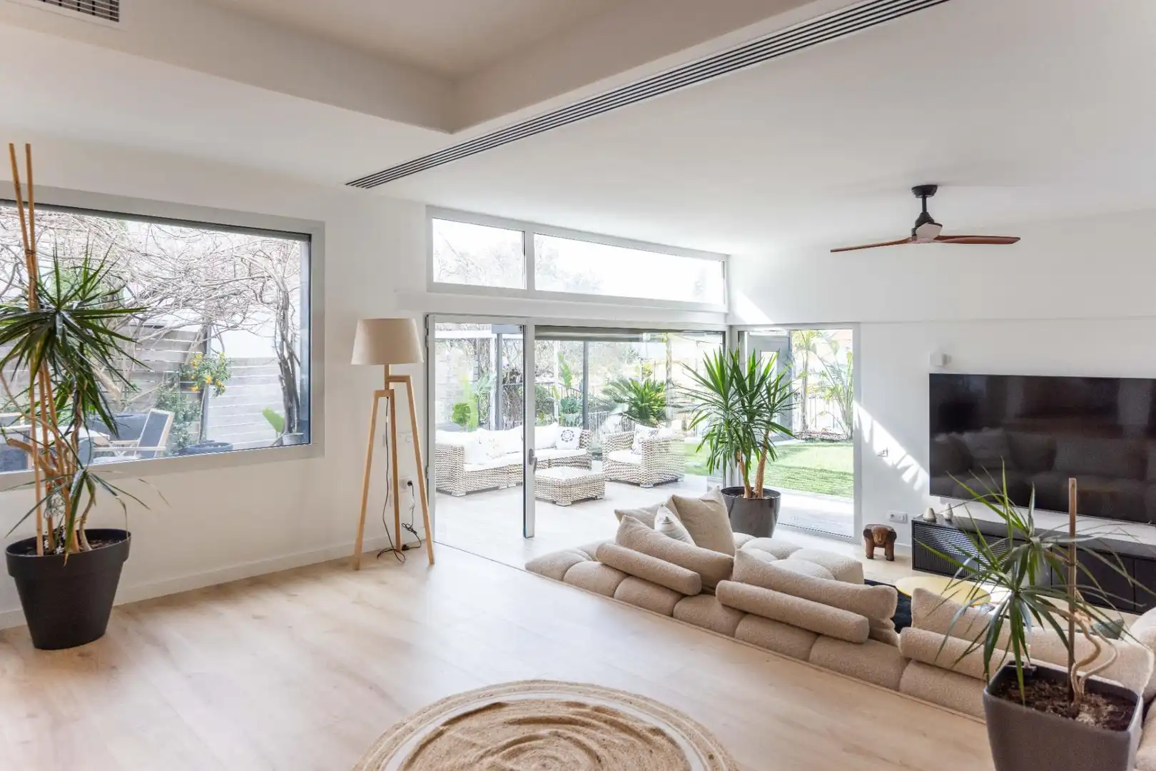 Sala d'estar de Casa o xalet en venda en Esplugues de Llobregat amb Aire condicionat, Calefacció i Jardí privat
