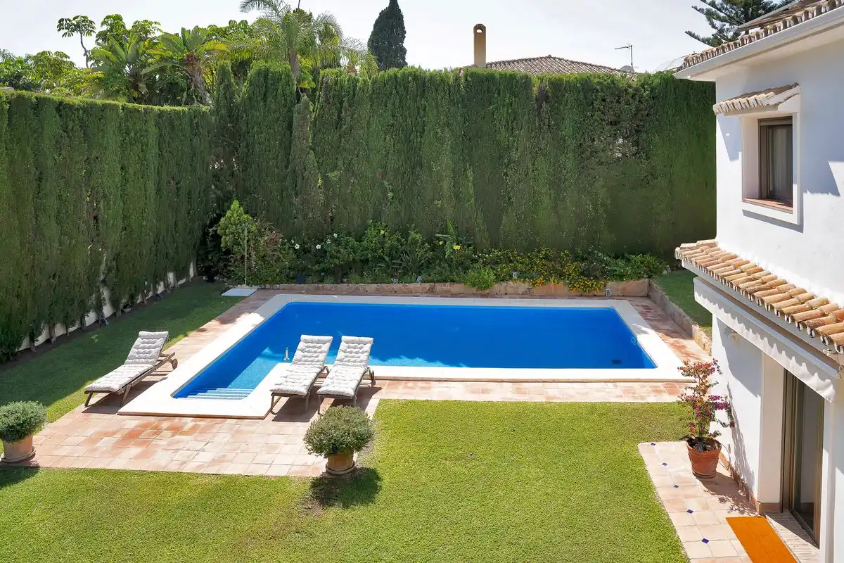 Piscina de Casa o xalet en venda en Marbella amb Aire condicionat, Calefacció i Jardí privat