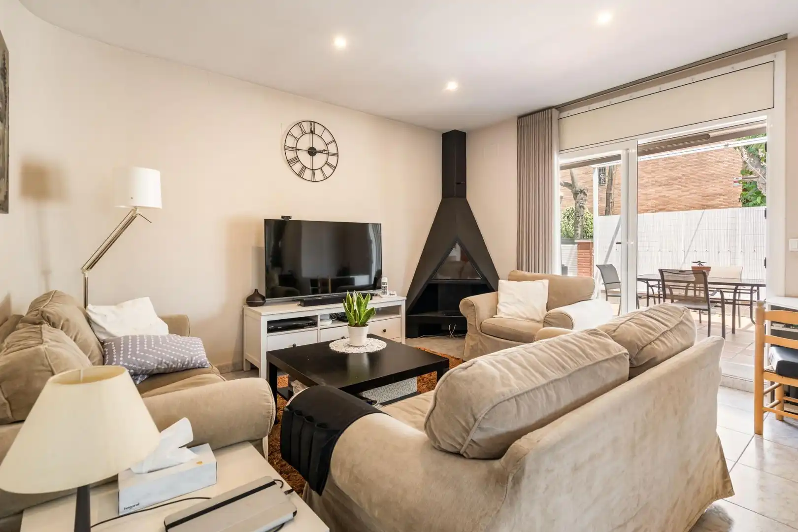 Sala de estar de Casa adosada en venta en Parets del Vallès con Aire acondicionado, Calefacción y Jardín privado