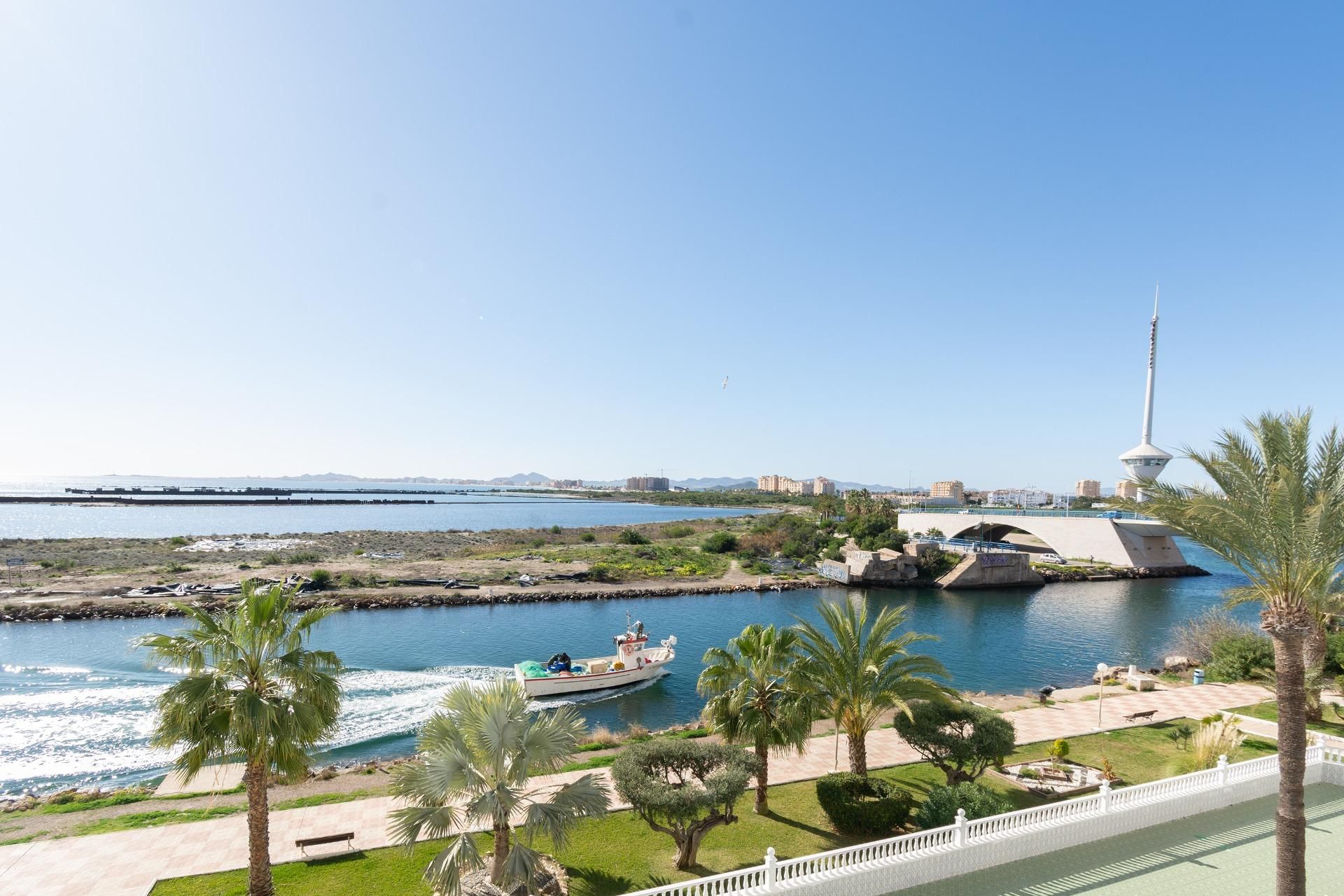 Terrassa de Pis en venda en La Manga del Mar Menor amb Moblat, Balcó i Piscina comunitària